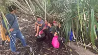 Personel Polres Bengkalis saat menggagalkan keberangkatan pekerja migran Indonesia yang sedang menunggu jemputan ke Malaysia. (Liputan6.com/M Syukur)