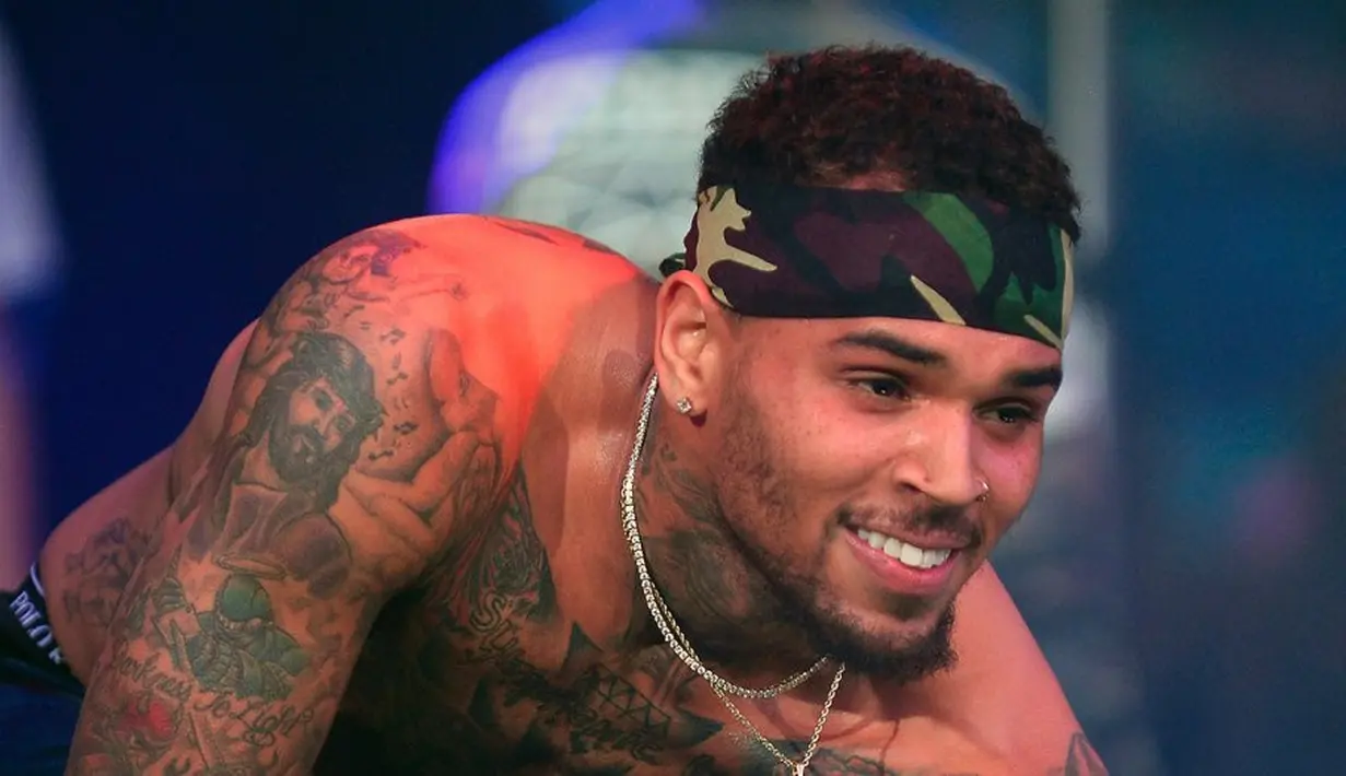 Chris pun terlihat tengah bersenang-senang bersama dengan mereka. (Hollywood Reporter)