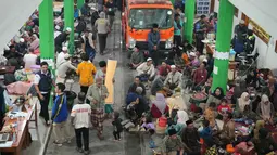 Keluarga dan kerabat santri masih berkumpul menanti kabar dan berharap orang tercinta segera ditemukan dalam keadaan selamat. (AP Photo/Achmad Ibrahim)