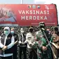 Khofifah menghadiri vaksinasi massal di lapangan Kodam V Brawijaya Surabaya. (Dian Kurniawan/Liputan6.com)