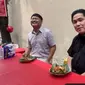 Menteri BUMN Erick Thohir membagikan momen melahap makanan gudeg asal Yogyakarta di kawasan Stasiun Gondangdia, Jakarta Pusat, melalui akun Instagram pribadinya @erickthohir.