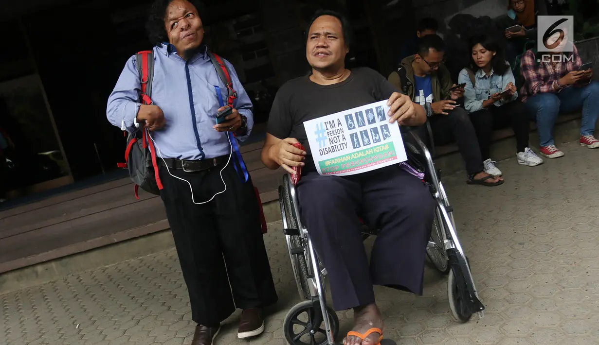 Perwakilan LBH Disabilitas dan Masyarakat Peduli Autis mendatangi Universitas Gunadarma di Depok, Kamis (20/7). Mereka meminta pihak kampus memberikan hukuman sosial kepada pelaku bullying terhadap Muhammad Farhan (19). (Liputan6.com/Immanuel Antonius)