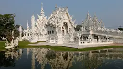 Wat Rong Khun juga dikenal sebagai Kuil Putih dirancang oleh seniman visual Thai Chalermchai Kositpipat, Jumat (4/3). Selain patung-patung dewa, di kuil ini juga terdapat jembatan neraka. (REUTERS / Jorge Silva)