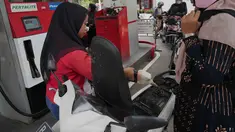 Seorang petugas mengisi tangki sepeda motor di sebuah Stasiun Pengisian Bahan Bakar Umum (SPBU) di pinggiran Jakarta, Senin 9 Maret 2026. Di tengah konflik Timur Tengah, pemerintah berencana meningkatkan infrastruktur penyimpanan hingga 3 bulan ke depan. (AP Photo/Tatan Syuflana)