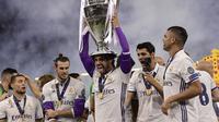 Isco angkat trofi Liga Champions saat perayaan juara (JAVIER SORIANO / AFP)