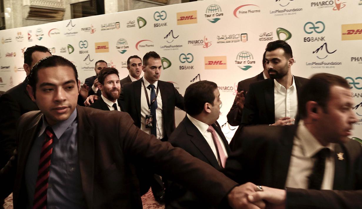 Dengan pengawalan ketat Lionel Messi tiba di Mena House untuk kampanye program Tour n’Cure. (AP/Narimans El-Mofty)