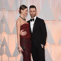 Pasangan suami istri yang tak sabar menunggu kelahiran buah hati pertamanya. Behati Prinsloo dan Adam Levine kerap sibuk berjalan di California demi dapatkan rumah idaman untuk bermukim bersama buah hatinya kelak ketika lahir. (AFP/Bintang.com)