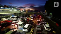 Anteran kendaraan saat menanti waktu naik kapal penyeberangan di Pelabuhan Merak, Cilegon, Banten, Sabtu (6/4/2024). (Liputan6.com/Angga Yuniar)