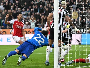 Pemain Newcastle United, Anthony Gordon (kedua kanan) mencetak gol ke gawang Arsenal pada laga lanjutan Liga Inggris 2023/2024 yang berlangsung di Stadion St. James' Park, Newcastle, Inggris, Minggu (05/11/2023) WIB. Gol kemenangan Newcastle 1-0 tersebut dinilai kontroversial. (AFP/Oli Scarff)