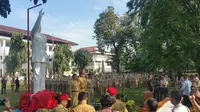 Mendagri Tjahjo Kumolo saat meresmikan patung Soekarno di IPDN Cilandak, Jakarta Selatan, Senin (27/3/2017). (Liputan6.com/Nanda Perdana Putra)