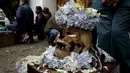 Tengkorak dihias dengan bunga  selama upacara Dia de las natitas atau hari tengkorak di pemakaman Umum La Paz, Bolivia, (8/11/2015).  Tiap tahun mereka berkumpul di pemakamaan untuk melakukan ritual mendoakan leluhur  mereka. (REUTERS/David Mercado)