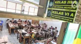 Sejumlah siswa mengikuti kegiatan belajar di Sekolah Dasar Negeri (SDN) Grogol Selatan 08 Pagi, Jakarta, Rabu (28/5/2025). (Liputan6.com/Angga Yuniar)