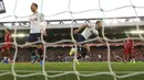 Striker Tottenham Hotspur, Harry Kane, melakukan selebrasi usai membobol gawang Liverpool pada laga Premier League 2019 di Stadion Anfield, Minggu (27/10). Liverpool menang 2-1 atas Tottenham Hotspur. (AP/Jon Super)