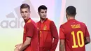 Pemain Timnas Spanyol Dani Olmo (kiri) bersama Alvaro Morata (tengah) dan Thiago Alcantara saat presentasi jersey baru untuk Piala Eropa 2020 di Las Rozas de Madrid, Spanyol, Selasa (12/11/2019). Timnas Spanyol memperkenalkan jersey baru untuk menyambut Piala Eropa 2020. (OSCAR DEL POZO/AFP)