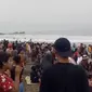 Tangkapan layar video situasi Pantai Karanghawu saat dikunjungi wisatawan, Minggu (23/5/2021).