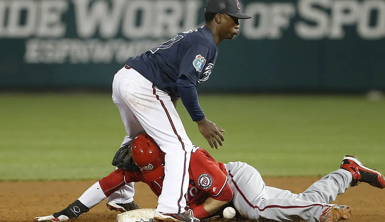 Atlet baseball Washington Nationals, Jason Martin, beradu cepat dengan atlet baseball Atlanta Braves, Ozzie Albies, di Stadion Champion, Amerika Serikat. (Reuters/Reinhold Matay)