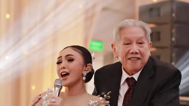 7 Potret Terbaru Yuni Shara Tampil Stunning dengan Jaket Kulit. (instagram/yunishara36)