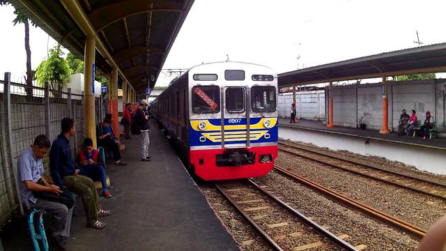 [Bintang] Hari Pahlawan 10 November dan Mengheningkan Cipta di Stasiun