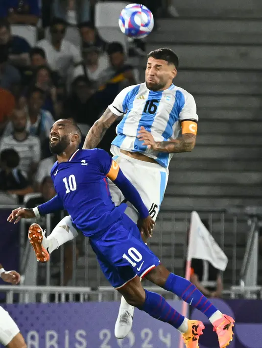 Laga kedua tim berlangsung sengit dan ketat. (Philippe LOPEZ/AFP)