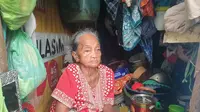 Mbah Hindun, salah satu penghuni kampung 1001 malam Dupak Surabaya (Dian Kurniawan/Liputan6.com)