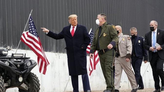 Penampakan perdana Donald Trump usai kerusuhan Capitol Hill. Ia berada di Texas untuk memeriksa tembok perbatasan. Dok: AP Photo/Alex Brandon