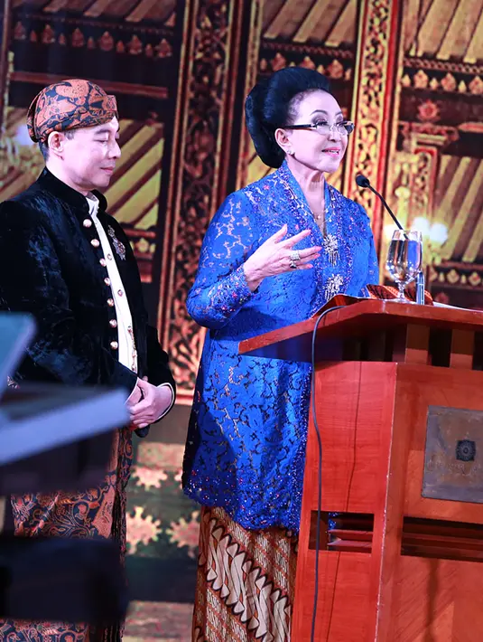 Dengan mengenakan kebaya, wanita yang lahir di Keraton Surakarta 5 Januari 1928 itu memberikan sambutan kepada para hadirin yang hadir di Hotel Darmawangsa. Ia menceritakan awal usahanya. (Deki Prayoga/Bintang.com)
