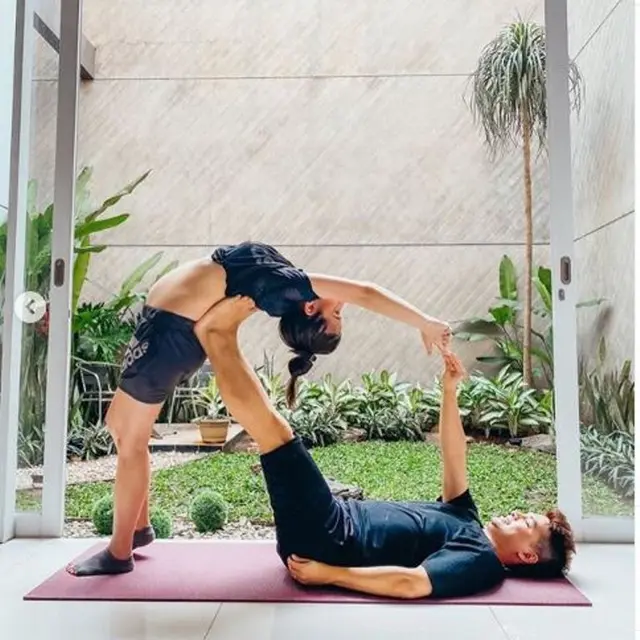 Atasi Sakit Punggung Saat Hamil, Chelsea Olivia Lakukan Yoga