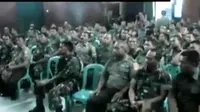 Seratus personel TNI dikumpulkan secara mendadak. Tak hanya anggota, PNS di lingkungan kodim juga diminta mengikuti tes urine.