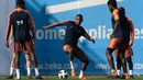 Bek Barcelona, Nelson Semedo, menendang bola saat latihan jelang laga final Copa del Rey di Joan Gamper, Barcelona, Jumat (20/4/2018). Barcelona akan berhadapan dengan Sevilla. (AFP/ Lluis Gene)
