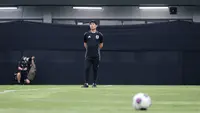 Pelatih kepala Timnas Jepang, Hajime Moriyasu memimpin sesi latihan menjelang laga lanjutan putaran ketiga Kualifikasi Piala Dunia 2026 melawan Timnas Indonesia yang berlangsung di Lapangan A, Kompleks Stadion Utama Gelora Bung Karno (SUGBK), Senayan, Jakarta, Rabu (13/11/2024). (Bola.com/Bagaskara Lazuardi)