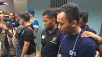 Abdul Rahman, tersangka pembunuh Murniati, saat reka ulang di lokasi kejadian, Jumat (27/1/2017). (Liputan6.com/Nanda Perdana Putra)