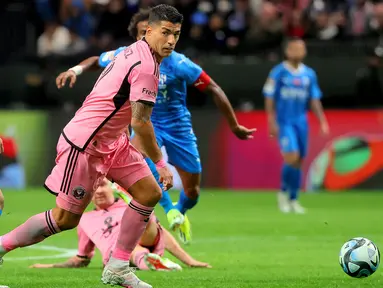 Pemain Inter Miami, Luis Suarez mengejar bola saat laga persahabatan melawan Al-Hilal yang berlangsung di Kingdom Arena Stadium, Riyadh, Arab Saudi, Selasa (30/01/2024) WIB. Pada laga ini, Suarez berhasil mencetak gol debut di klub barunya. (AFP/Fayez Nureldine)