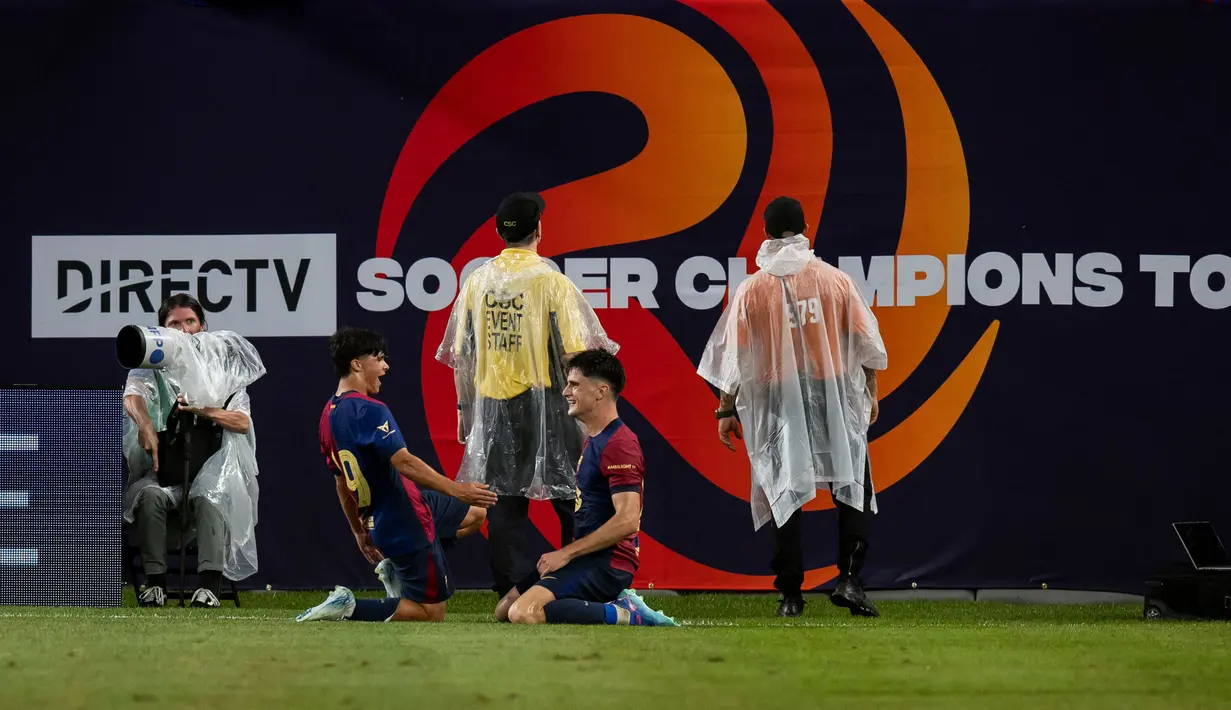 Pemain Barcelona merayakan gol penentu kemenangan pada pertandingan persahabatan pra-musim melawan Real Madrid di MetLife Stadium pada 3 Agustus 2024 atau Minggu (4/8/2024) pagi WIB di East Rutherford, New Jersey. (Ira L. Black/Getty Images North America/Getty Images via AFP)