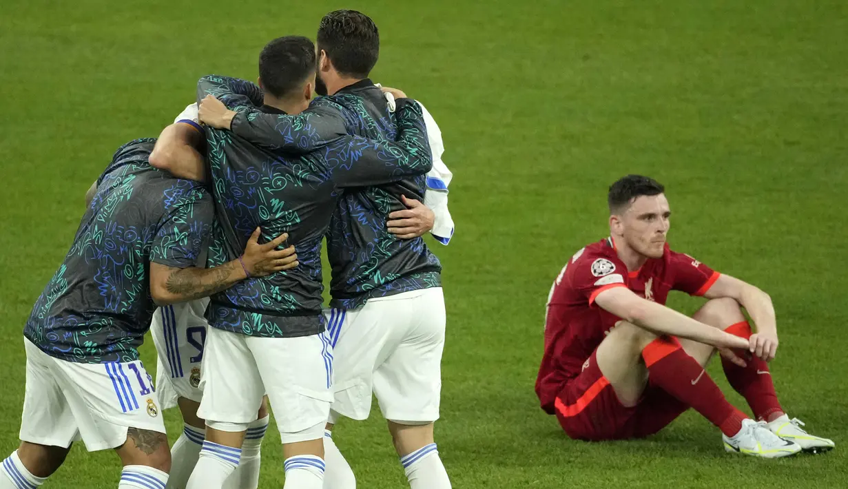 Para pemain Real Madrid melakukan selebrasi setelah pertandingan sepak bola final Liga Champions antara Liverpool dan Real Madrid di Stade de France, Saint Denis, Prancis, 28 Mei 2022. Real Madrid menang 1-0. (AP Photo/Christophe Ena)