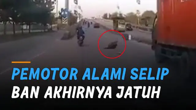 Terekam kamera dashcam pengendara mobil yang melintas. Pemotor terjatuh saat melaju kencang di jalan.