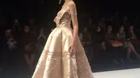Terpukau Keindahan Adibusana Fantasi di Jakarta Fashion Week 2017