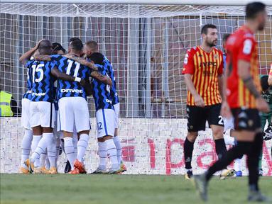 Para pemain Inter Milan merayakan gol yang dicetak oleh Romelo Lukaku ke gawang Benevento pada laga Liga Italia di Stadion Ciro Vigorito, Rabu (30/9/2020). Inter Milan menang dengan skor 5-2. (Alessandro Garofalo/LaPresse via AP)
