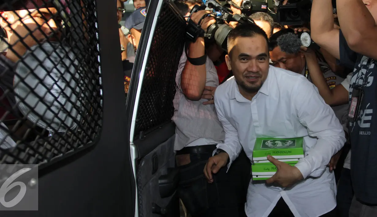 Pedangdut Saipul Jamil saat akan memasuki mobil tahanan usai menjalani pemeriksaan di KPK, Jakarta, Kamis (21/7). Saipul diperiksa sebagai saksi kasus dugaan suap kepada panitera PN Jakarta Utara terkait putusan perkaranya. (Liputan6.com/Helmi Afandi)