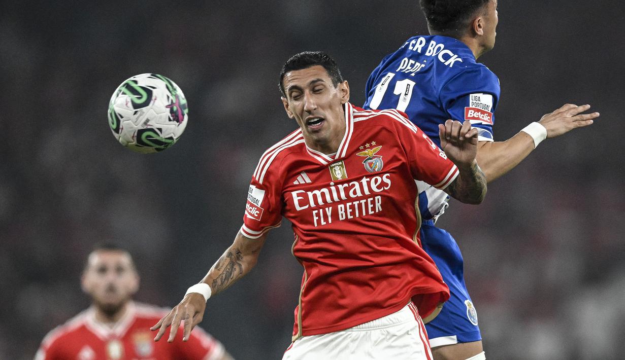 Pemain Benfica, Angel Di Maria (kiri) berebut bola dengan pemain Porto, Pepe pada laga lanjutan Liga Portugal 2023/2024 melawan Porto di Luz stadium, Lisbon, Portugal, Minggu (30/09/2023). (AFP/Patricia De Melo Moreira)