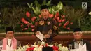Presiden Jokowi memberi sambutan saat buka puasa bersama di Istana Negara, Jakarta, Jumat (18/5). Tamu undangan terdiri dari pimpinan lembaga negara, menteri Kabinet Kerja, tokoh agama Islam, Kadin Indonesia, dan Apindo. (Liputan6.com/Angga Yuniar)