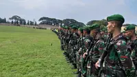 Para Personel TNI Disiagakan Untuk Mengawal Kegiatan Presiden Joko Widodo di Probolinggo, Jawa Timur. (Foto: Dian Kurniawan/Liputan6.com)