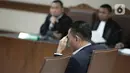 Mantan Anggota Komisi VI DPR, I Nyoman Dhamantra mendengarkan pembacaan dakwaan saat sidang di Pengadilan Tipikor, Jakarta, Selasa (31/12/2019). Komisi Pemberantasan Korupsi mendakwa I Nyoman Dhamantra menerima suap Rp 3,5 miliar dalam pengurusan impor bawang putih. (Liputan6.com/Faizal Fanani)