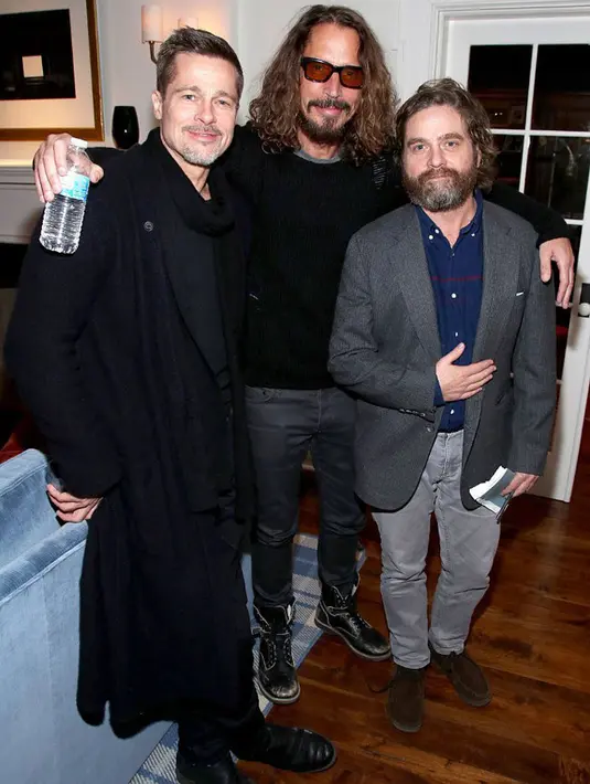 Saat itu Pitt terlihat memancarkan kebahagiaan dari wajahnya. Dengan mengenakan kaos dan celana berwarna hitam, Pitt semakin terlihat tampan meskipun bobot berat badannya berkurang. (doc.aceshowbiz.com)