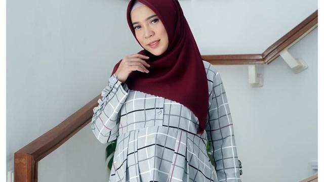 6 Potret Fitri Tropica Pamer Baby Bump, Cantik dan Memesona