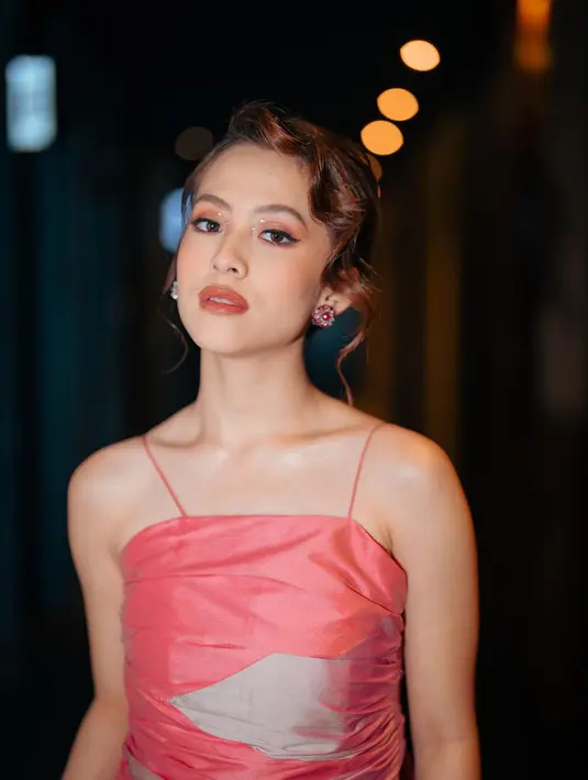 Lewat foto yang diunggah di akun Instagram pribadinya, mantan member JKT48 ini tampil bak boneka barbie dengan tampilan serba pink! (FOTO: instagram.com/zaraadhsty)