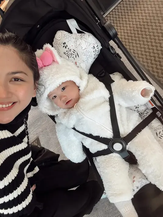 Jessica Mila baru membagikan beberapa potret bersama suami dan Baby Kyarra saat liburan di Jepang. Pasangan ibu dan anak ini tampil kompak dalam busana musim dingin hitam putih [@jscmila]