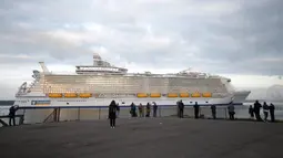 Kapal pesiar terbesar di dunia, Harmony of the Seas saat tiba di pelabuhan untuk melakukan pelayaran mayden di di Southampton , Inggris 17 Mei 2016. Kapal dapat menampung 6.780 penumpang. (REUTERS / Peter Nicholls)