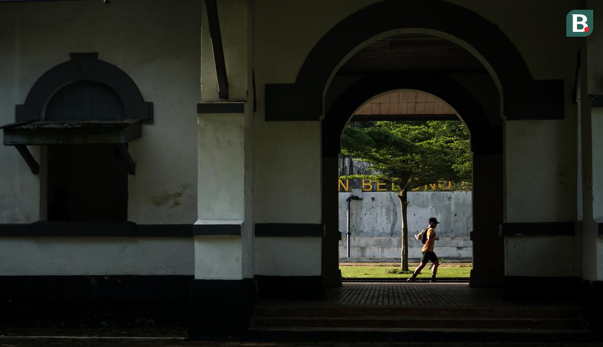 Arsitektur antik khas kolonial Belanda masih sangat terjaga di stasiun tersebut. (Bola.com/Bagaskara Lazuardi)