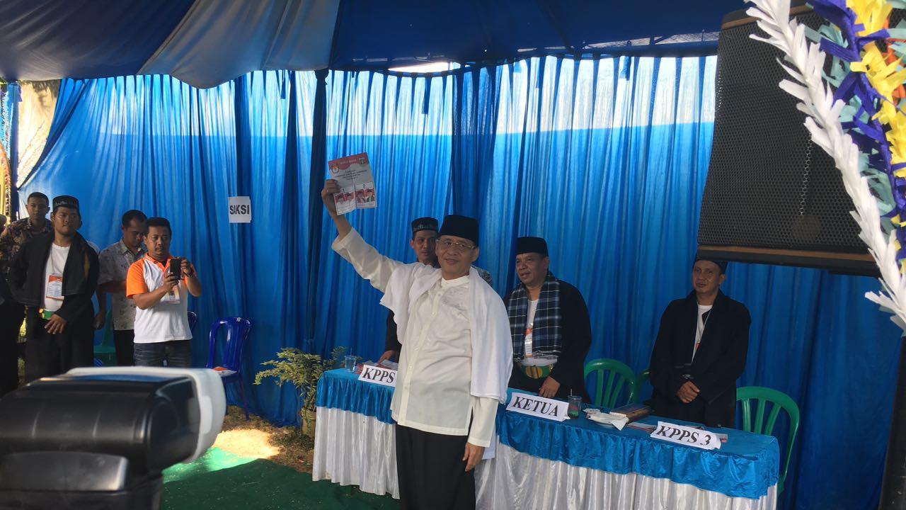  Calon Gubernur Banten nomor urut 1 Wahidin Halim, gunakan hak pilihnya di TPS 2 RT 02/01 Pinang Kota Tangerang