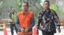 Hakim Pengadilan Negeri Balikpapan nonaktif Kayat berjalan akan menjalani pemeriksaan oleh penyidik di Gedung KPK, Jakarta, Kamis (01/08/2019). Kayat diperiksa sebagai tersangka terkait suap memengaruhi vonis bebas sudarman yang menjadi terdakwa dalam kasus pemalsuan surat.merdeka.com/dwi narwoko